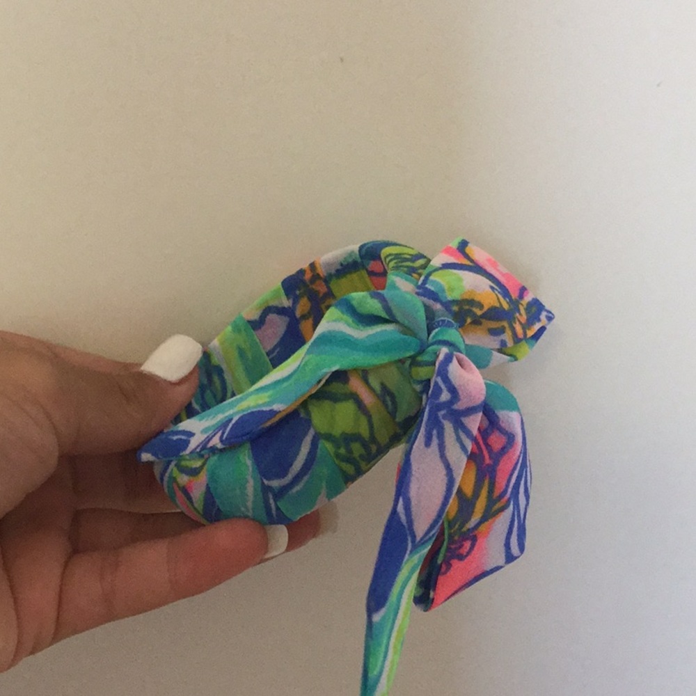 Selling a bracelet with tropical designs.